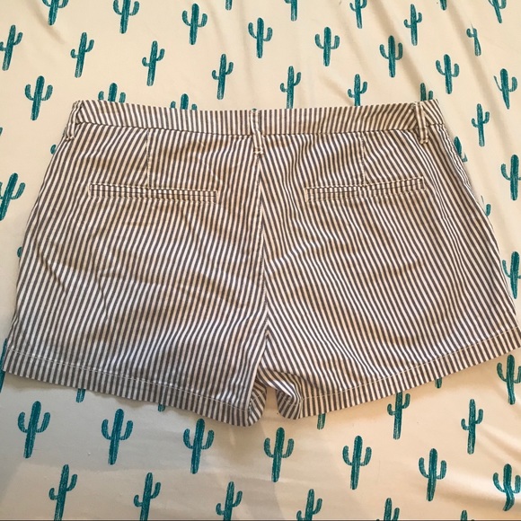Like new old navy shorts striped style white black - Picture 4 of 4